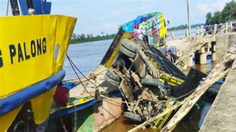 Hendak Naik Kapal Feri Truk Bermuatan Logistik Dan Bahan Bangunan