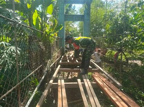 Babinsa Kodim Polman Bersama Warga Perbaiki Jembatan Gantung