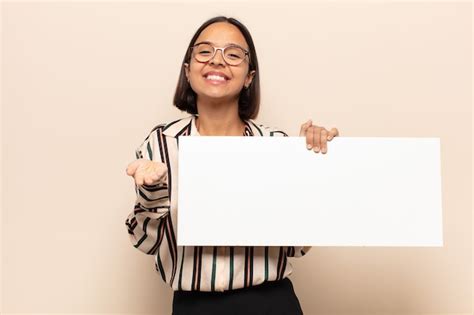 Jovem mulher latina sorrindo feliz um olhar amigável confiante e positivo oferecendo e