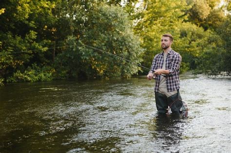 El Pescador Coge Una Trucha En El R O En Verano Foto Premium