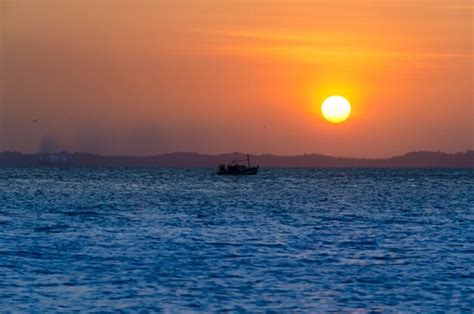 Puesta De Sol Vista Desde La Playa De Ribeira En Salvador Bahia Brasil