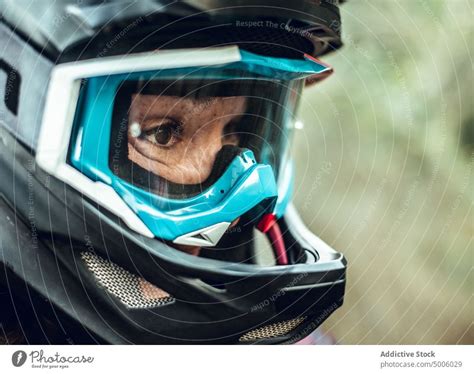 Frau Mit Helm Und Sportbrille Im Wald Ein Lizenzfreies Stock Foto Von