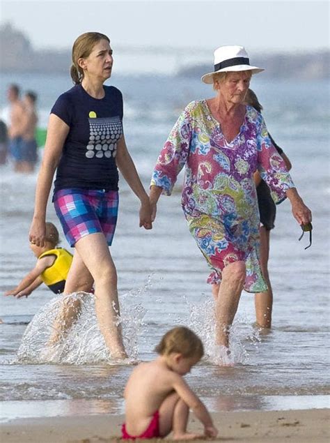 La infanta Cristina disfruta de la playa junto a la madre de Iñaki