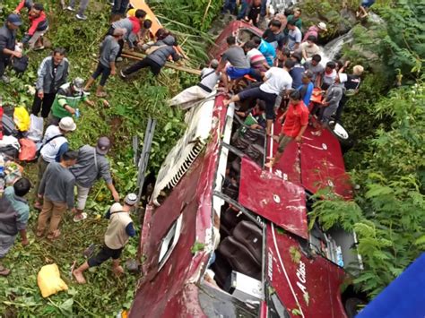 Akibat Supir Lalai Bus Rombongan Peziarah Terjun Ke Sungai Puluhan