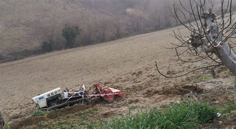 Muore Schiacciato Dal Trattore Mentre Lavora La Terra