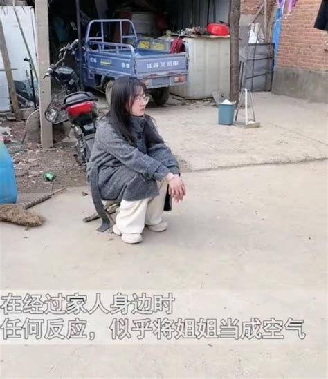 弟弟带女友回家，全家热情接待，姐姐经过惨遭无视：当成了空气？