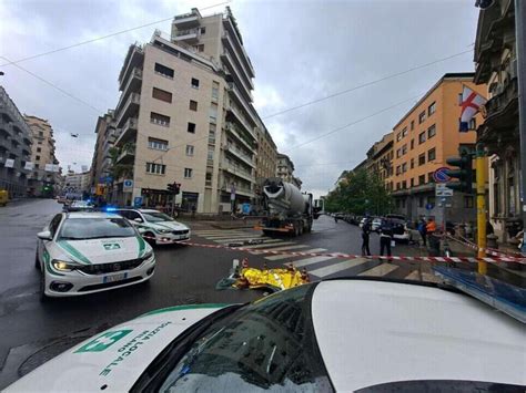 Betoniera Investe Una Donna In Bici In Centro A Milano L Autista