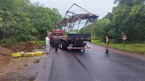 Acidente caminhão mata 80 da carga viva de frangos na PR 323 em