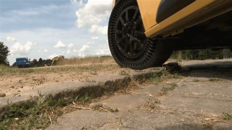 La Poste équipe ses voitures de pneus increvables développés par Michelin