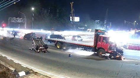 Detik Detik Kecelakaan Di Exit Tol Bawen Semarang Klakson Truk Menderu