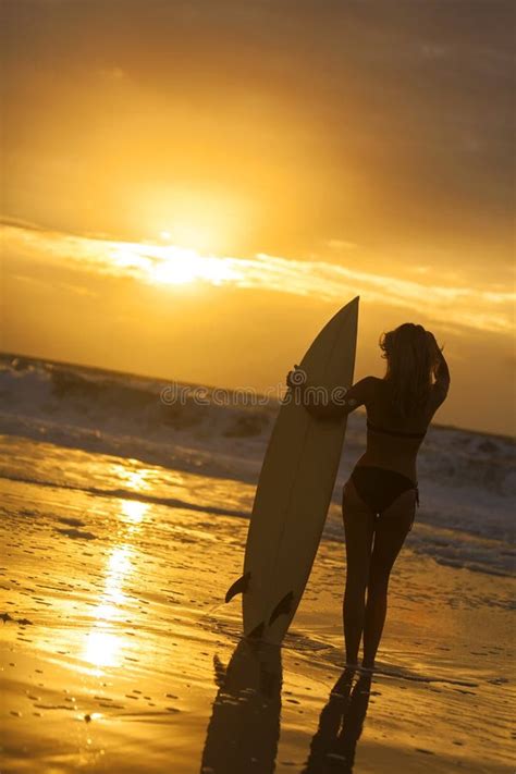 Surfer De Bikini De Femme Et Plage De Coucher Du Soleil De Planche De