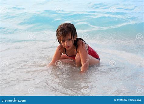 Menina Bonita Que Senta Se Na Praia Imagem De Stock Imagem De Areia