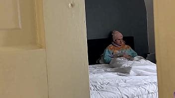 Mi compañero de cuarto pervertido me espía y me graba masturbándome XVIDEOS