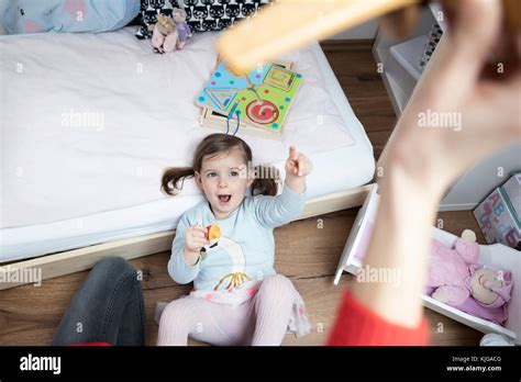 Niña Niño apuntando a la madre mano sujetando un avión de juguete