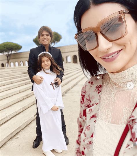 Laura Pausini Presumi As La Primera Comuni N De Su Hija Paola