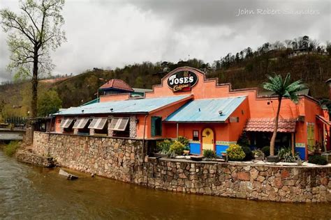 Top 6 Restaurants in Downtown Gatlinburg to Visit