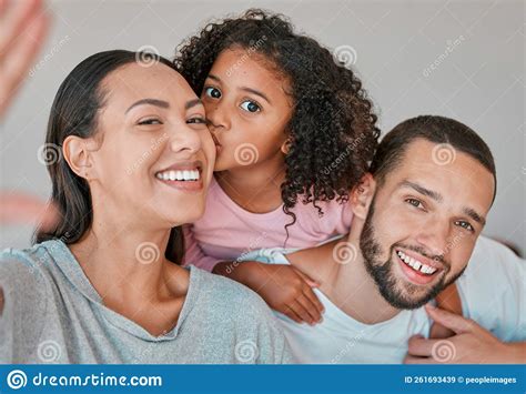 Retrato Familiar Y Selfie Con Su Hijo Madre Y Padre Juntos En Casa