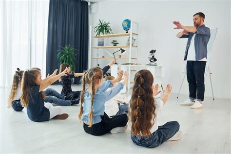 Aprender lenguaje gestual grupo de niños estudiantes en clase en la