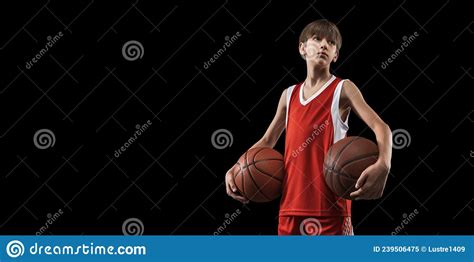 Retrato Recortado De Um Jogador De Basquete Jovem Em Uniforme Vermelho