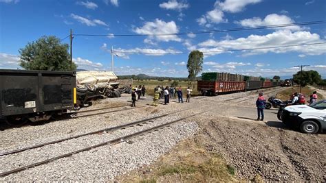 El mexiquense Hoy En Tecámac góndola trata de ganarle el paso al tren