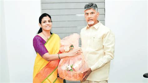 చదరబబన కలసన యనమల దవయ yanamala divya meet ex chandrababu