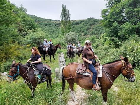 Un Viaggio Di Due Giorni A Cavallo Su Sentieri E Panorami Mozzafiato