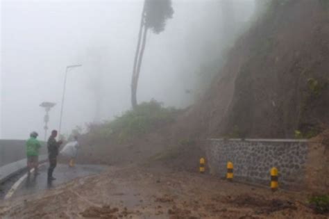 Jalan Tertimbun Longsor Setebal Meter Akses Lumajang Malang Putus Total