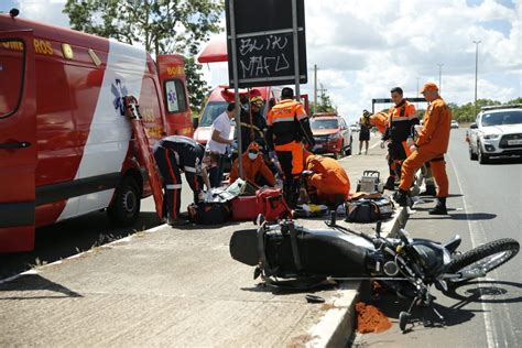 Homem morre após cair de moto e bater em placa na Ponte JK em Brasília