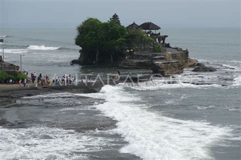 Jumlah Kunjungan Wisatawan Selama Tahun Di Tanah Lot Bali Antara