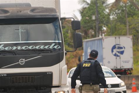 Caminhoneiro Flagrado Pela Prf Portando Compridos De Rebite