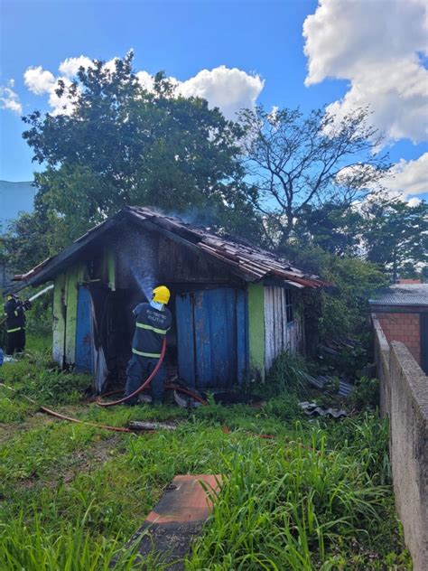 Casa de madeira é destruída por incêndio em Mafra