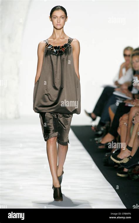 Vpl New York Ready To Wear Spring Summer Model Brunette Hair Off Face