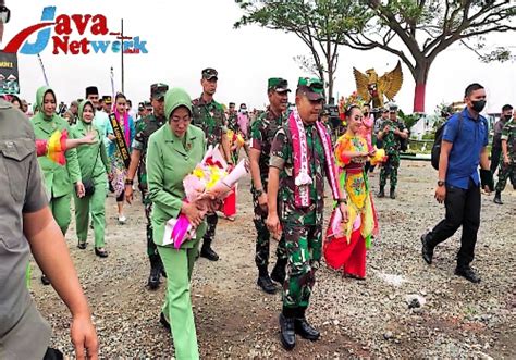 KASAD Jenderal TNI Dr Dudung Abdurachman Tinjau Panen Raya Padi Dan