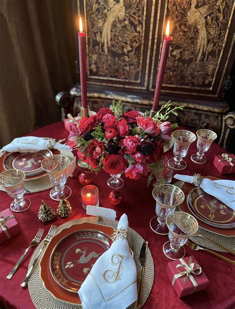 Red and Gold Themed Christmas Table Setting Idea | Ivory & Noire