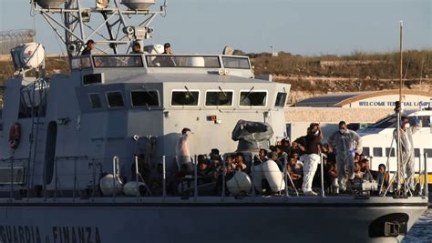 A Lampedusa Sbarchi Senza Sosta Hotspot Al Collasso Quotidiano Di Gela