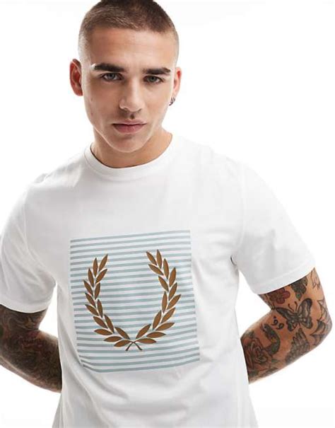 Fred Perry T Shirt In Weiß Mit Gestreiftem Lorbeerkranz Print Asos