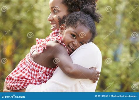 Mère Dafro Américain Embrassant Avec La Fille De Bébé Photo Stock