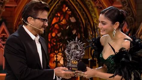 Bigg Boss Ott Finale Sana Makbul Lifts The Winner S Trophy Beats