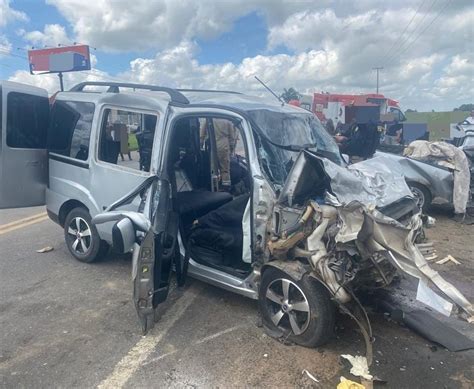 Batida Entre Dois Carros Deixa Duas Pessoas Mortas E Outras Seis