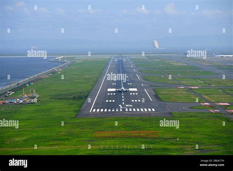 Haneda Airport Runway High Resolution Stock Photography And Images Alamy