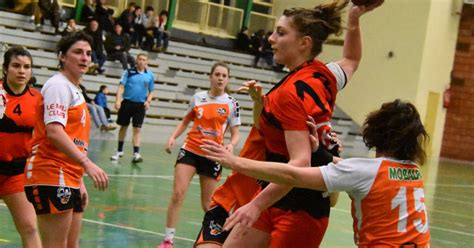 Handball Nationale F Minine Dole Et Chaussin Au Coude Coude