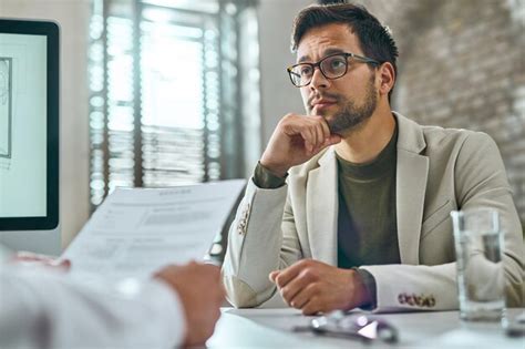 Abaixo Vista Do Candidato Do Sexo Masculino Tendo Entrevista De Emprego