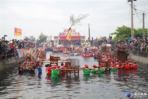 布袋百年民俗祭典 神轎「衝水路迎客王」 風傳媒