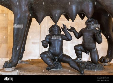 El Lobo Amamantando A Los Gemelos Romulus Y Remus Fotografías E Imágenes De Alta Resolución Alamy