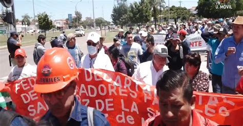 Fabriles cruceños exigen respeto a su derecho al trabajo y suspender el