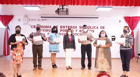 Reconoce SETAB labor de docentes con 30 y 40 años de servicio en el