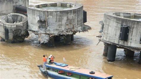 Kapal Tongkang Pengangkut Batu Bara Tabrak Jembatan Sungai Mahakam