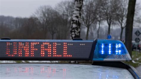 Frontal In Den Gegenverkehr Mann Aus Lennestadt Stirbt Bei Unfall Auf