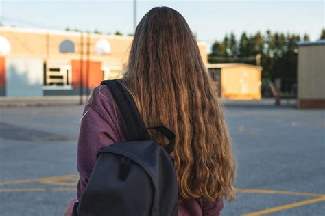 Jesolo 16enne Si Pettina I Capelli Nel Bar Il Gestore La Colpisce Con