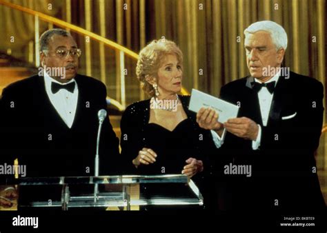 NAKED GUN 33 1 3 1994 JAMES EARL JONES OLYMPIA DUKAKIS LESLIE